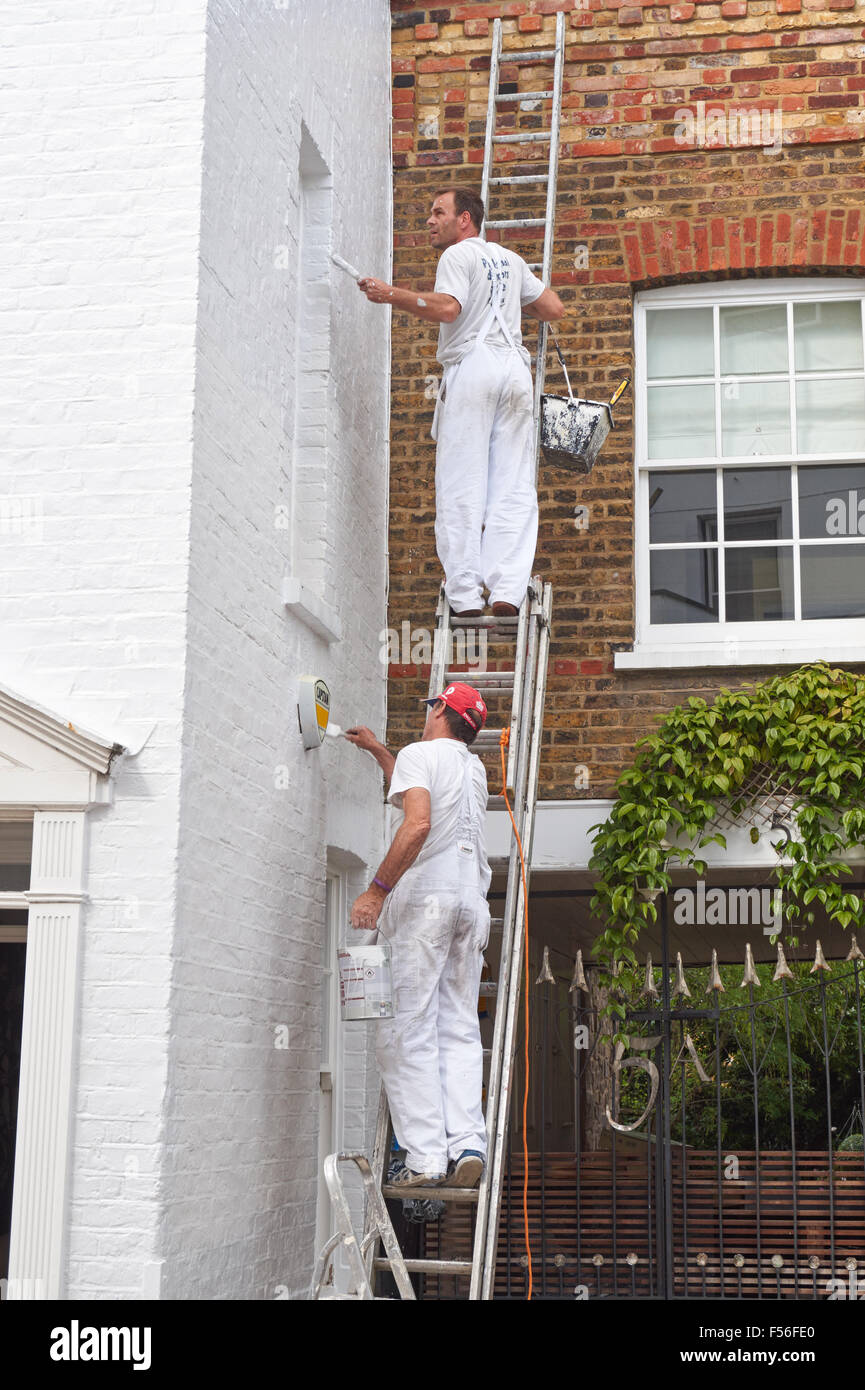 Das Haus wird von zwei Malern weiß gestrichen, London England Großbritannien Stockfoto
