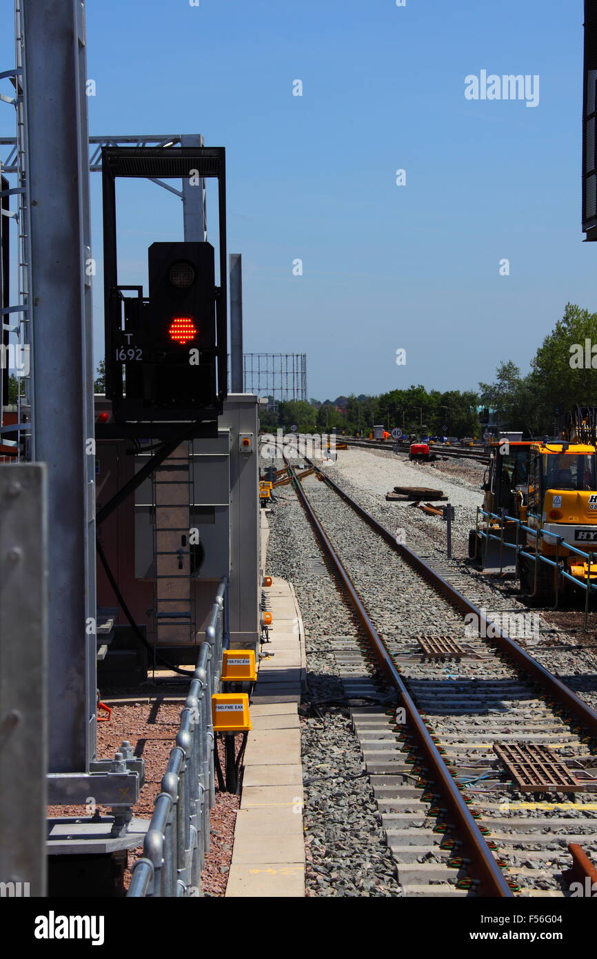 Eine Station Startschuss mit einem roten Aspekt neben neu gelegten Spur arbeiten mit Baumaschinen Drum herum angezeigt Stockfoto