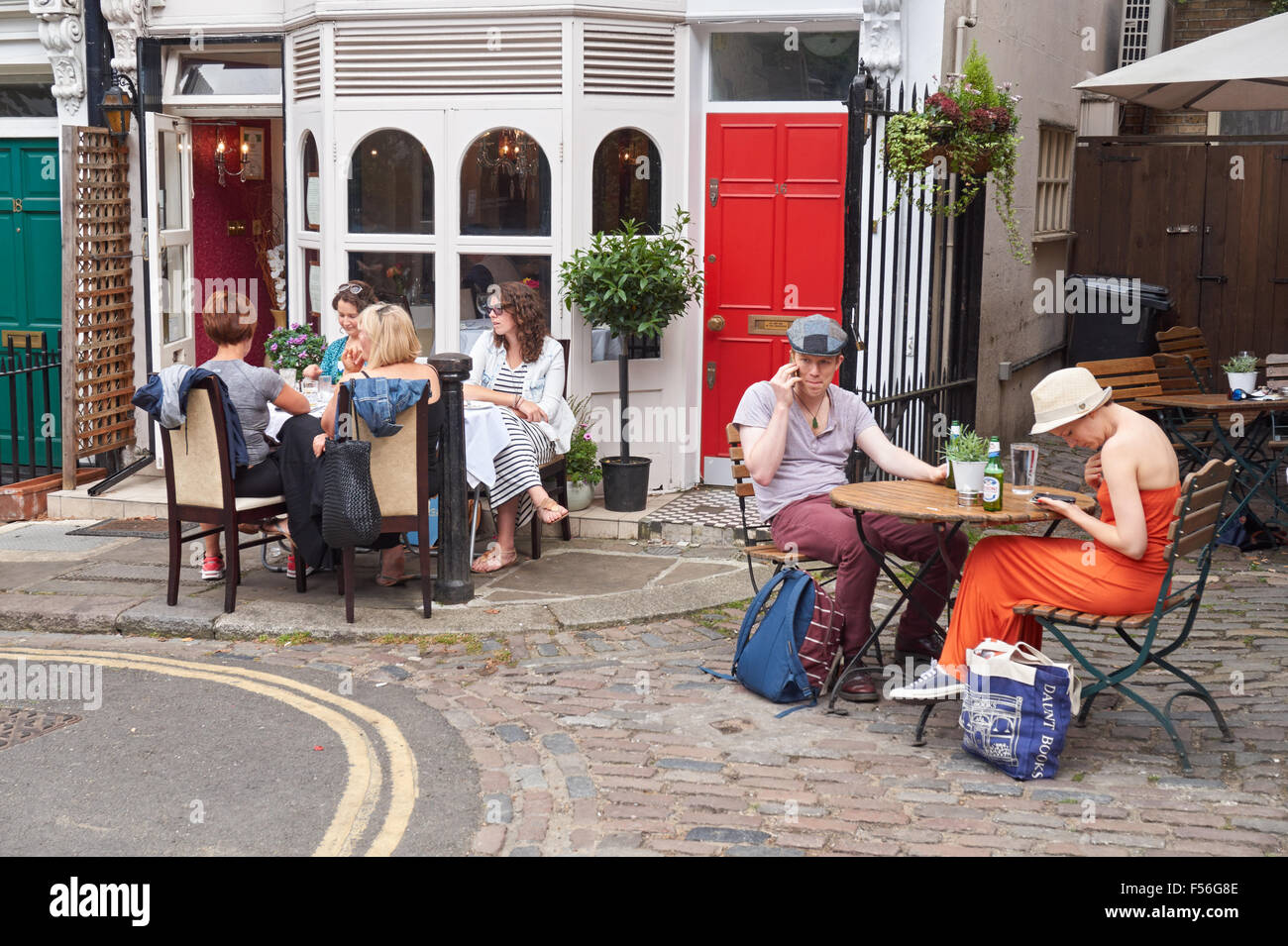 Menschen sitzen vor Café in Hampstead, London England Vereinigtes Königreich UK Stockfoto