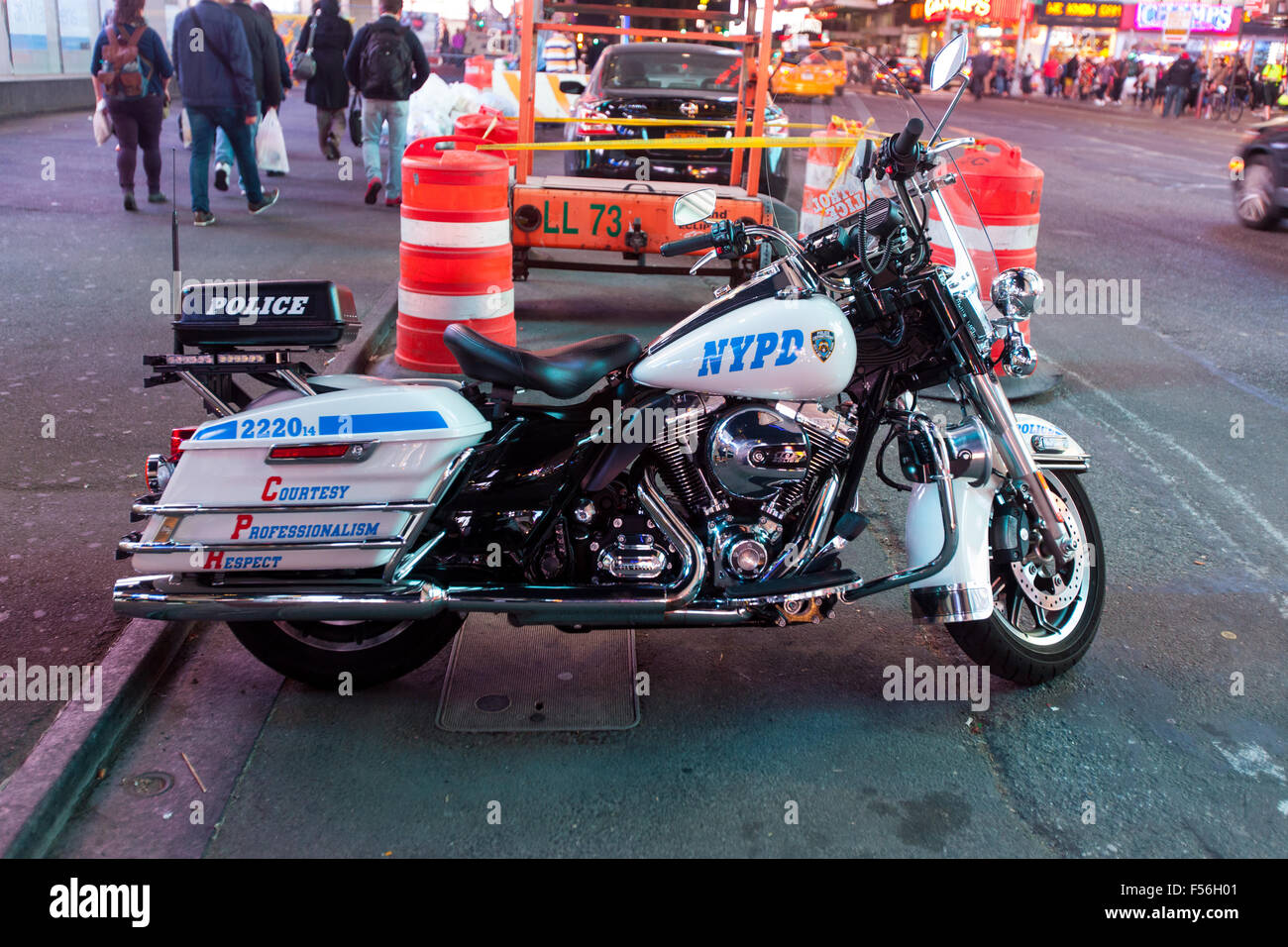 Nypd Harley Davidson Motorrad Times Square New York City Vereinigte Staaten Von Amerika Stockfotografie Alamy