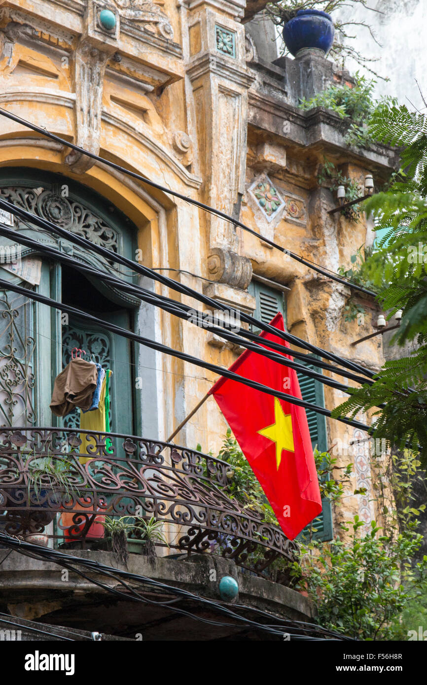 Hanoi, Vietnam, Mehrfamilienhaus in der Altstadt mit nationalen Flagge, Vietnam Stockfoto
