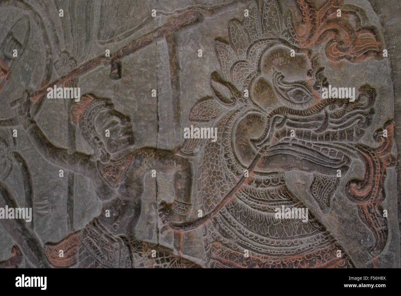 Alten Khmer Bas Relief Wand Carving zeigen Hindu-Gott auf einem Drachen. Tempel von Angkor Wat, Siem Reap, Kambodscha. Stockfoto