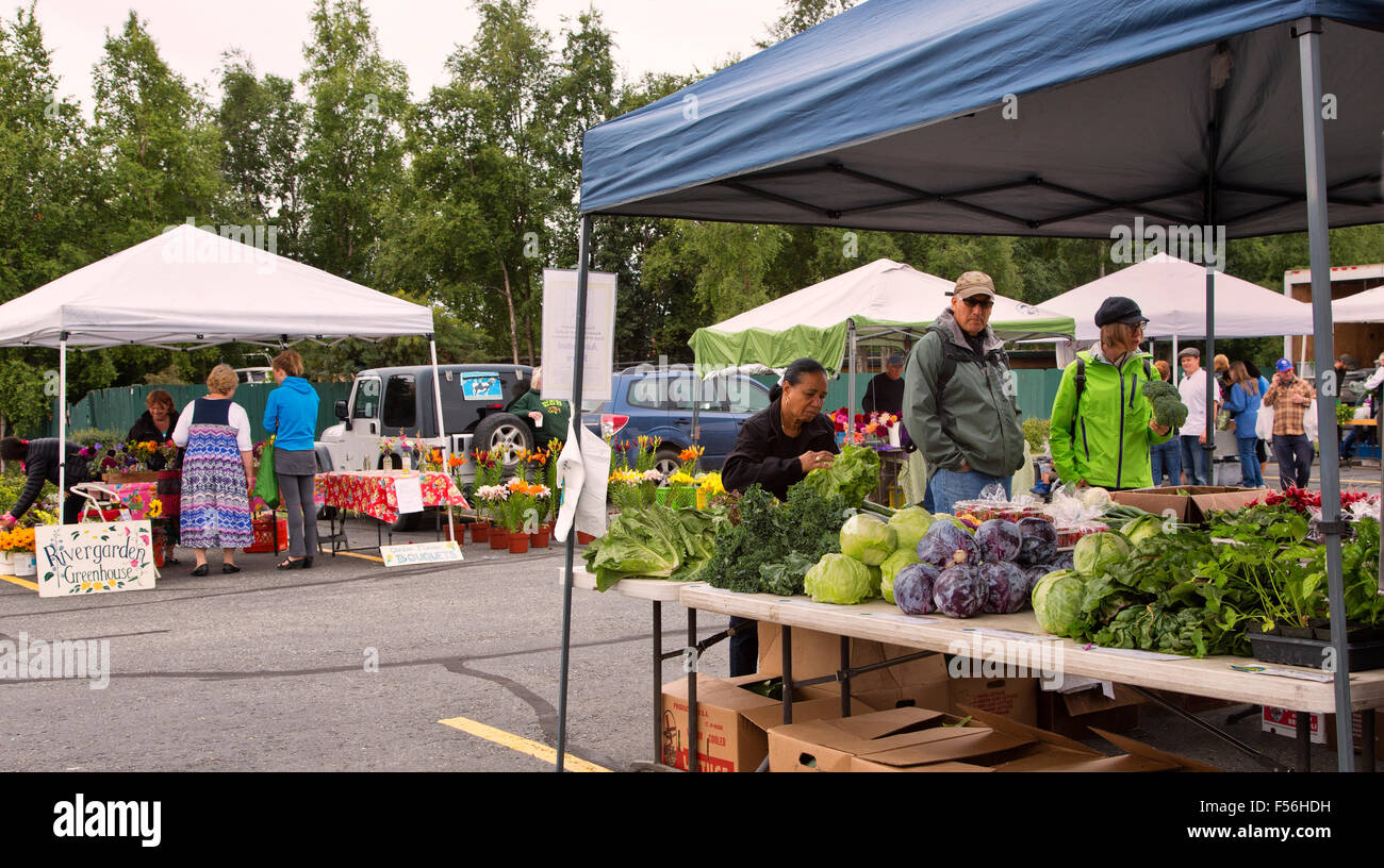 Anchorage Bauernmarkt, Kunden einkaufen. Stockfoto