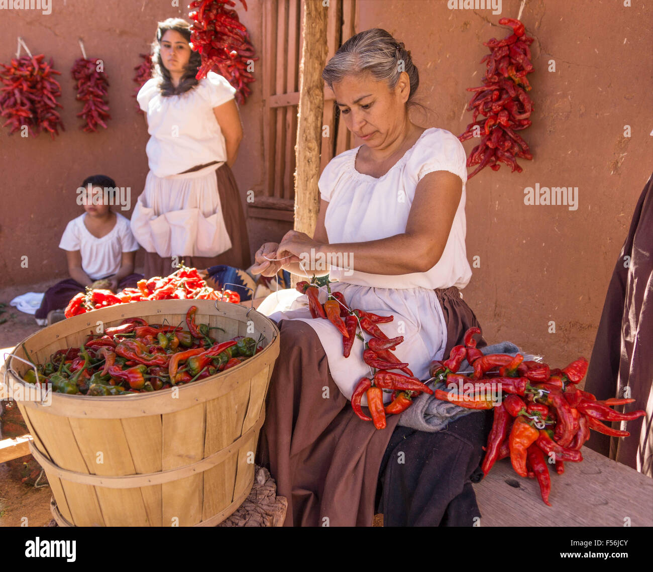 Frau Bespannung ein Chili Riestra im Rancho Las Golondrinas in der Nähe von Santa Fe, New Mexico. Stockfoto