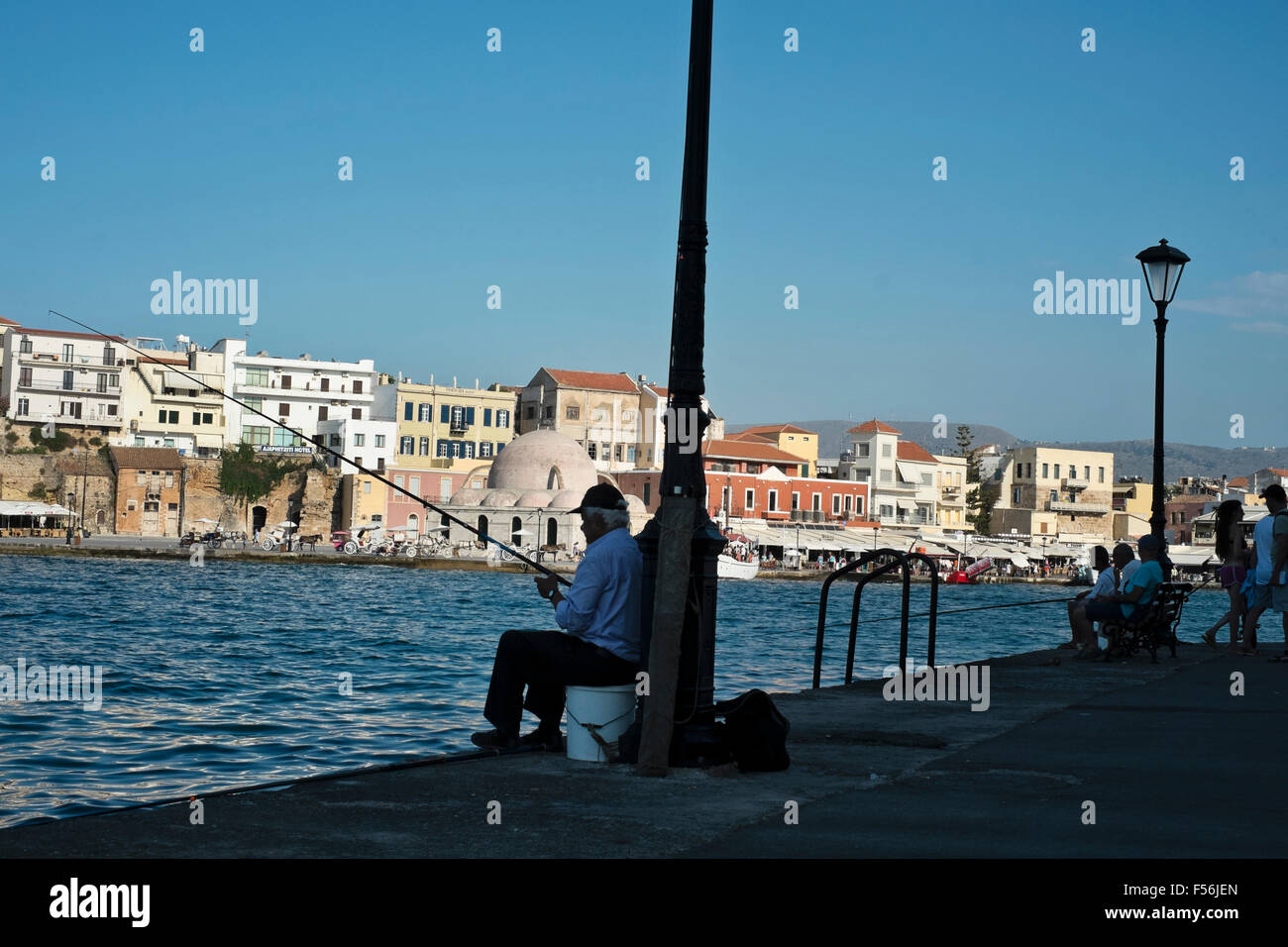 Fischer versuchen geduldig ihr Glück an der Wasserfront von Chania auf Kreta in Griechenland Stockfoto