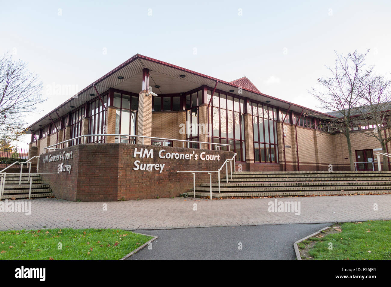 Eingang zum HM Untersuchungsgericht, Surrey, in Woking, Süd-Ost-England, UK, verwendet für juristische Untersuchung über die medizinische Ursache und Umstände eines Todes Stockfoto