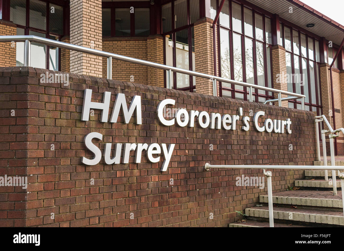 Melden Sie bei HM Untersuchungsgericht, Surrey, in Woking, Süd-Ost-England, zur rechtlichen Untersuchung über die medizinische Ursache und Umstände eines Todes Stockfoto