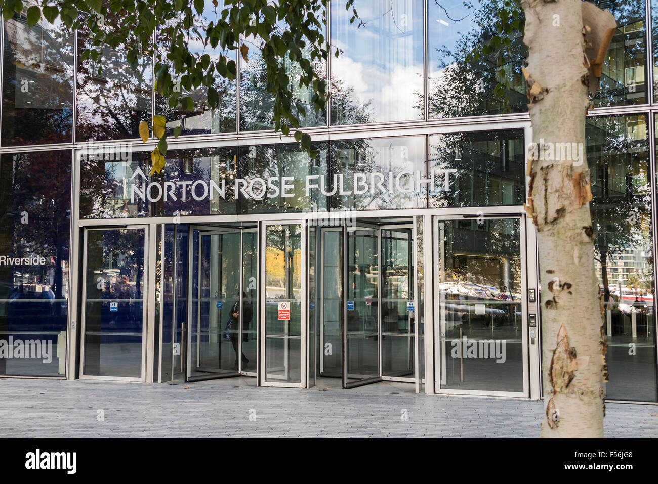 Eingang zu den Büros der internationalen Anwaltskanzlei Norton Rose Fulbright LLP in modernen Glasbau bei 3 mehr London Riverside, Southwark, London SE1 Stockfoto