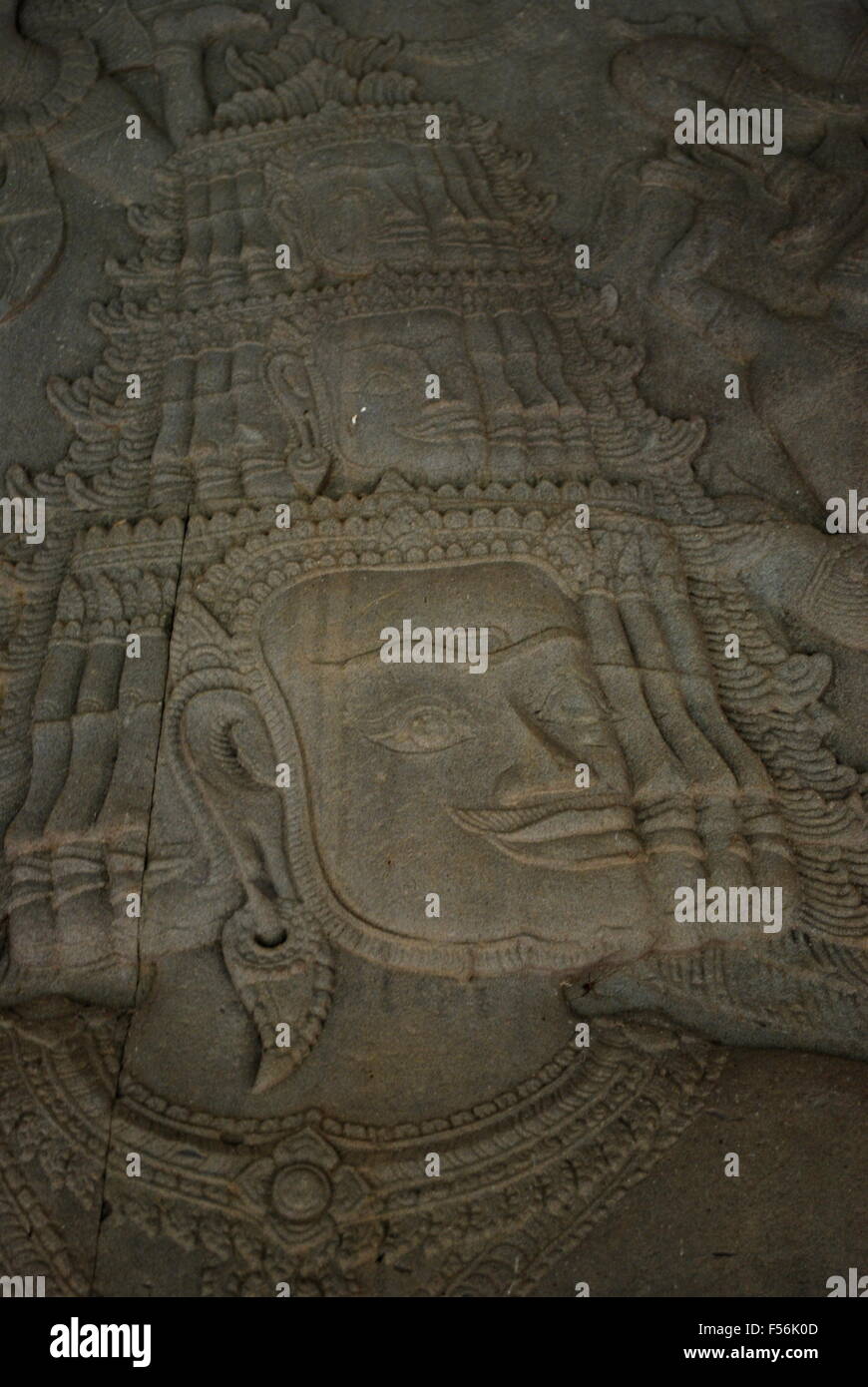 Historische Khmer Carving Detail zeigt Dämon aus der Hindu-Legende, die Churning der Ozean von Milch, Flachrelief in Angkor Wat. Stockfoto