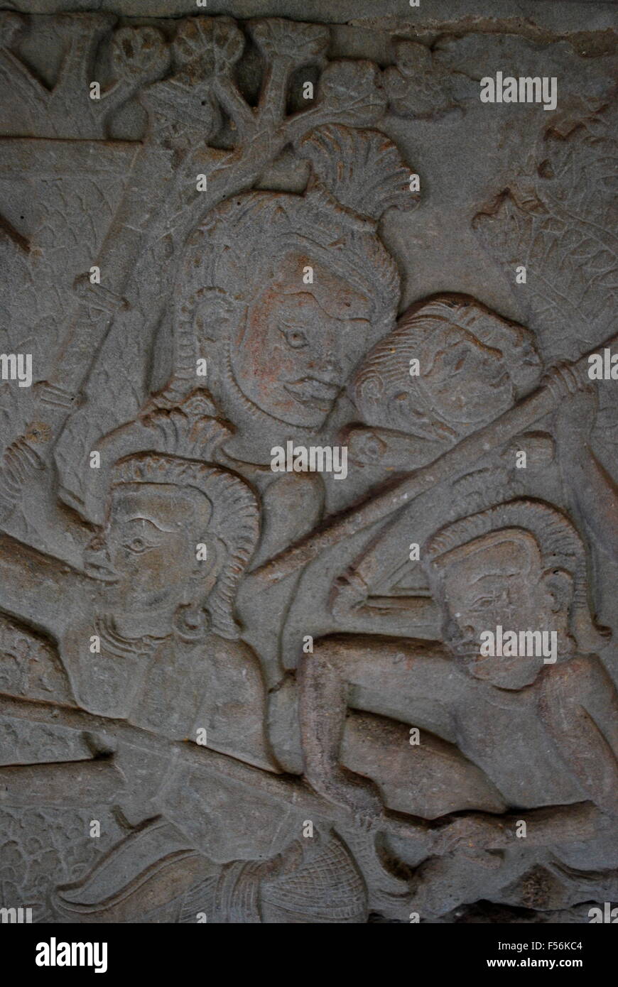 Alten Khmer Bas Wand Reliefschnitzen zeigt Khmer Krieger kämpfen an der Tempelanlage Angkor Wat, Siem Reap, Kambodscha. Stockfoto