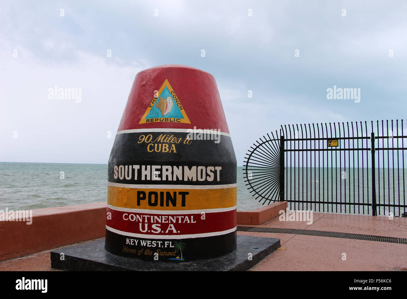 Südlichsten Punkt Denkmal in Key West Florida Keys an einem regnerischen Tag Stockfoto