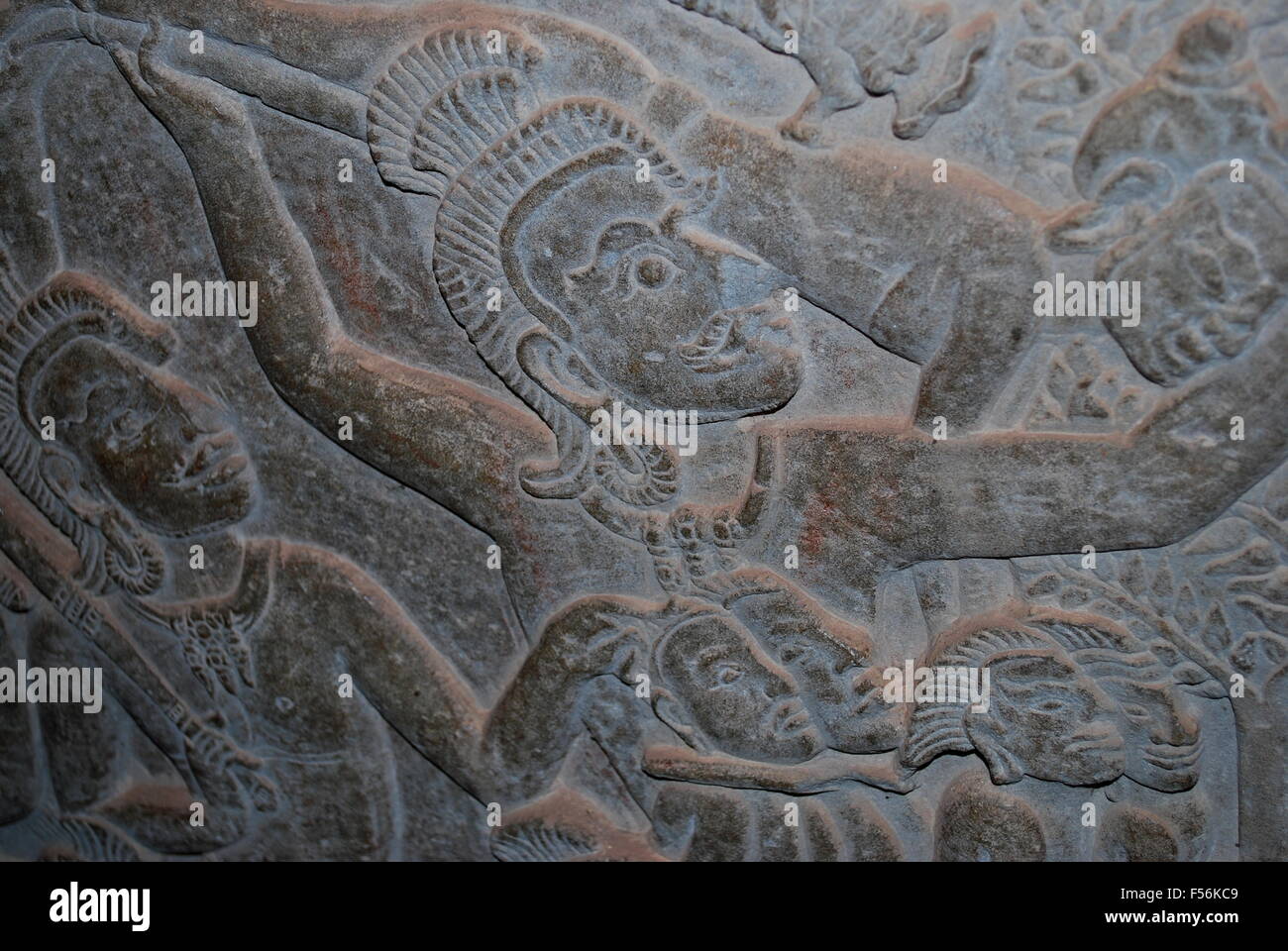 Alten Khmer Bas Relief Wand zeigt Schlacht zu schnitzen. Tempel von Angkor Wat, Siem Reap, Kambodscha. Stockfoto