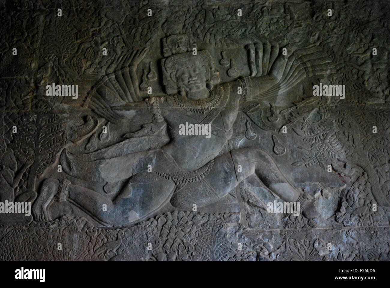 Alten Khmer Bas Relief Wand Carving zeigen Hindu-Gott mit vielen Armen. Tempel von Angkor Wat, Siem Reap, Kambodscha. Stockfoto