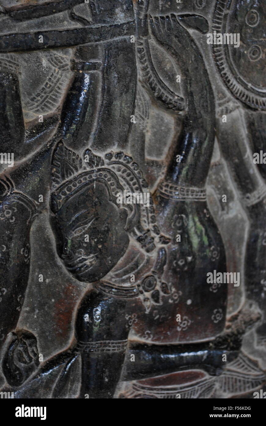 Alten Khmer Bas Relief Wand schnitzen Detail des Kriegers Tempel Angkor Wat, Siem Reap, Kambodscha. Stockfoto