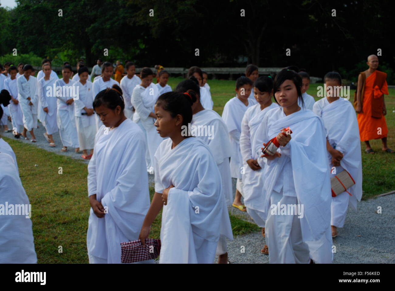 Linie der weiblichen buddhistischen Mönche Spaziergang vorbei an Angkor Wat Komplex. Angkor Wat war zunächst ein Hindu, dann anschließend ein Buddhist Komplex. Stockfoto