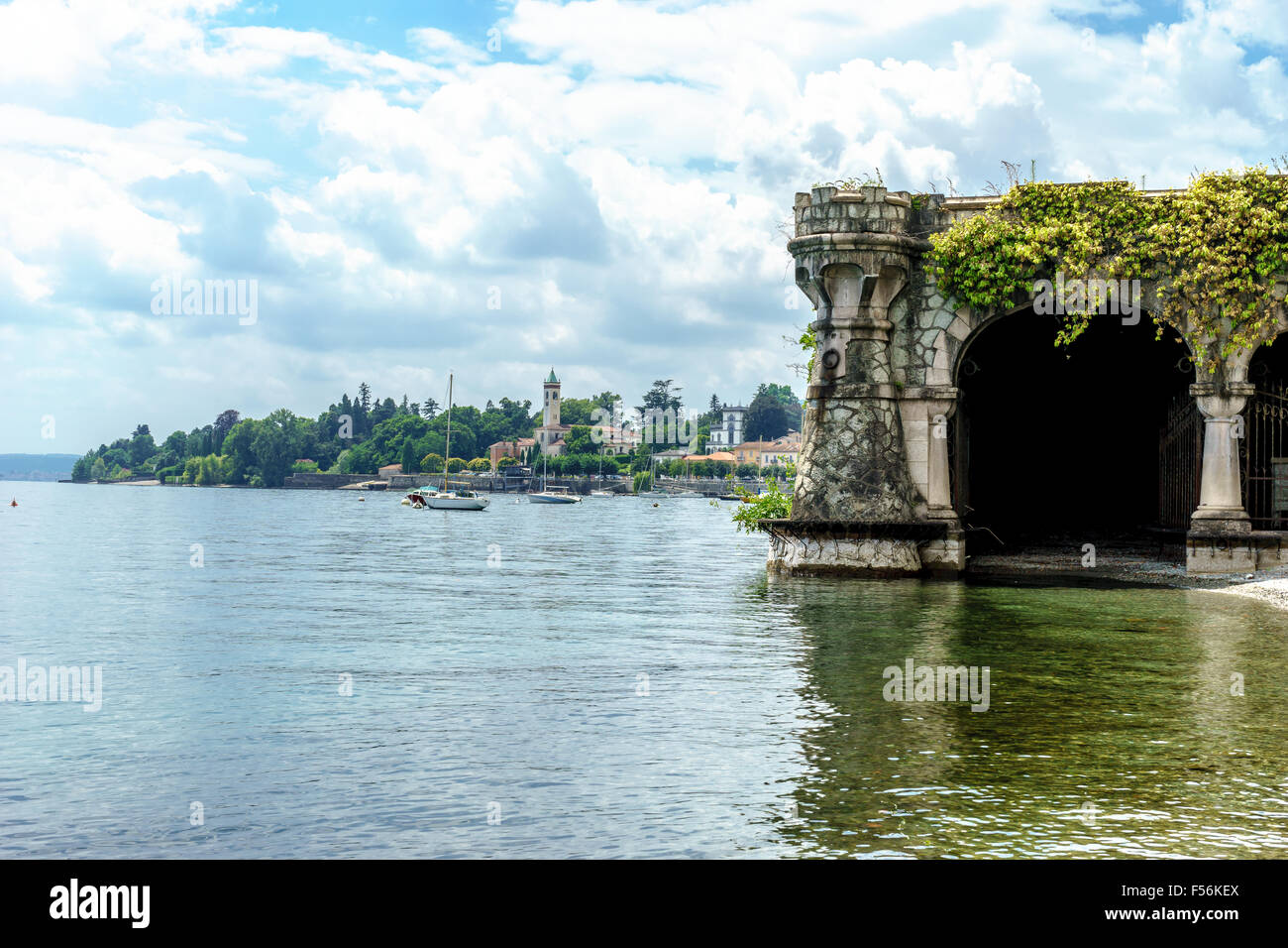 Altes Bootshaus am Lago Maggiore. Lombardei und Piemont, Italien. Stockfoto