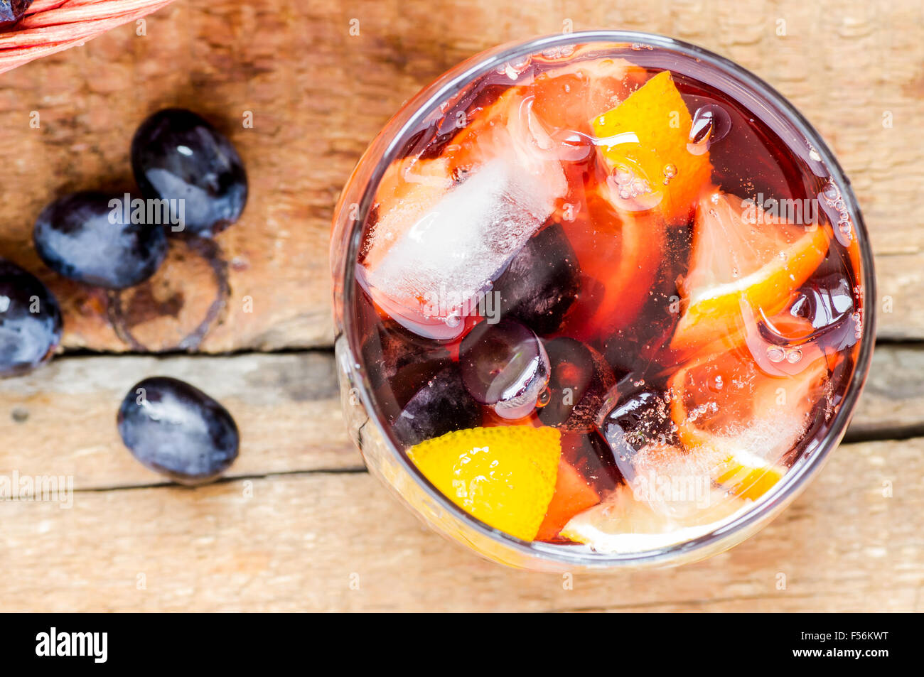 Sangria in ein Glas mit Trauben closeup Stockfoto