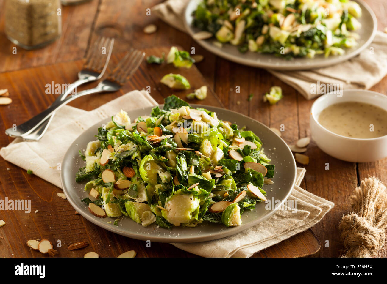 Grünkohl und Brussel Sprout Salat mit Almons und Zitronen-Dressing Stockfoto