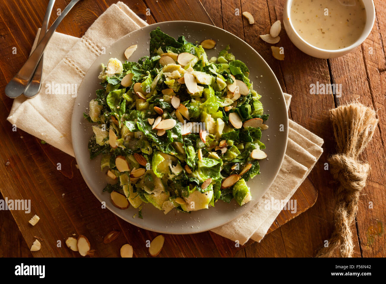 Grünkohl und Brussel Sprout Salat mit Almons und Zitronen-Dressing Stockfoto