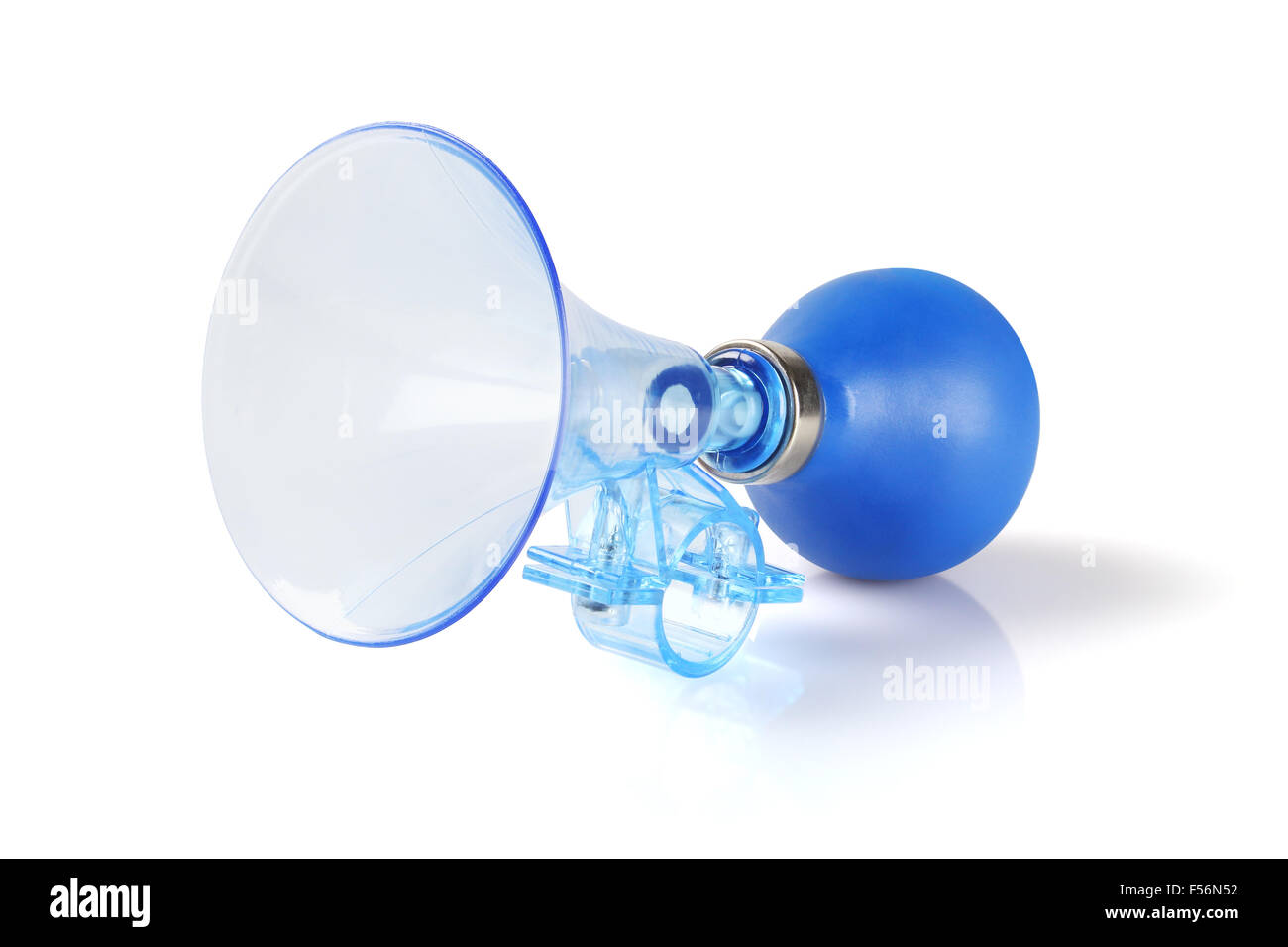Blaue Kunststoff Fahrrad Lufthorn auf weißem Hintergrund Stockfoto