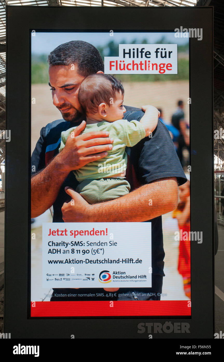 "Hilfe für Flüchtlinge" Plakatwand Anzeige am Hauptbahnhof, Leipzig, Deutschland Stockfoto