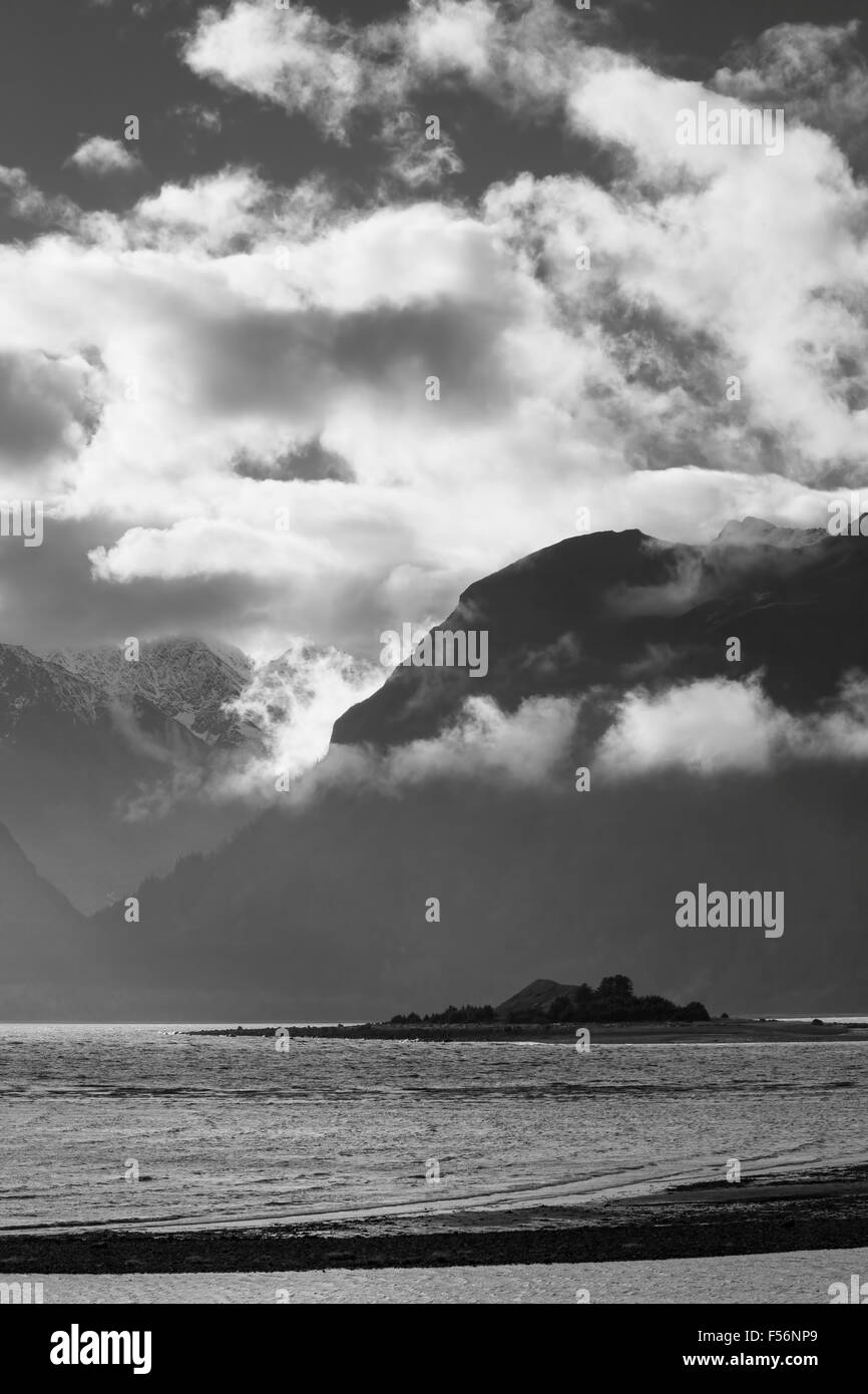 Gewitterwolken mit einer untergehenden Sonne Blick über die Chilkat Inlet in der Nähe von Haines, Alaska. Stockfoto