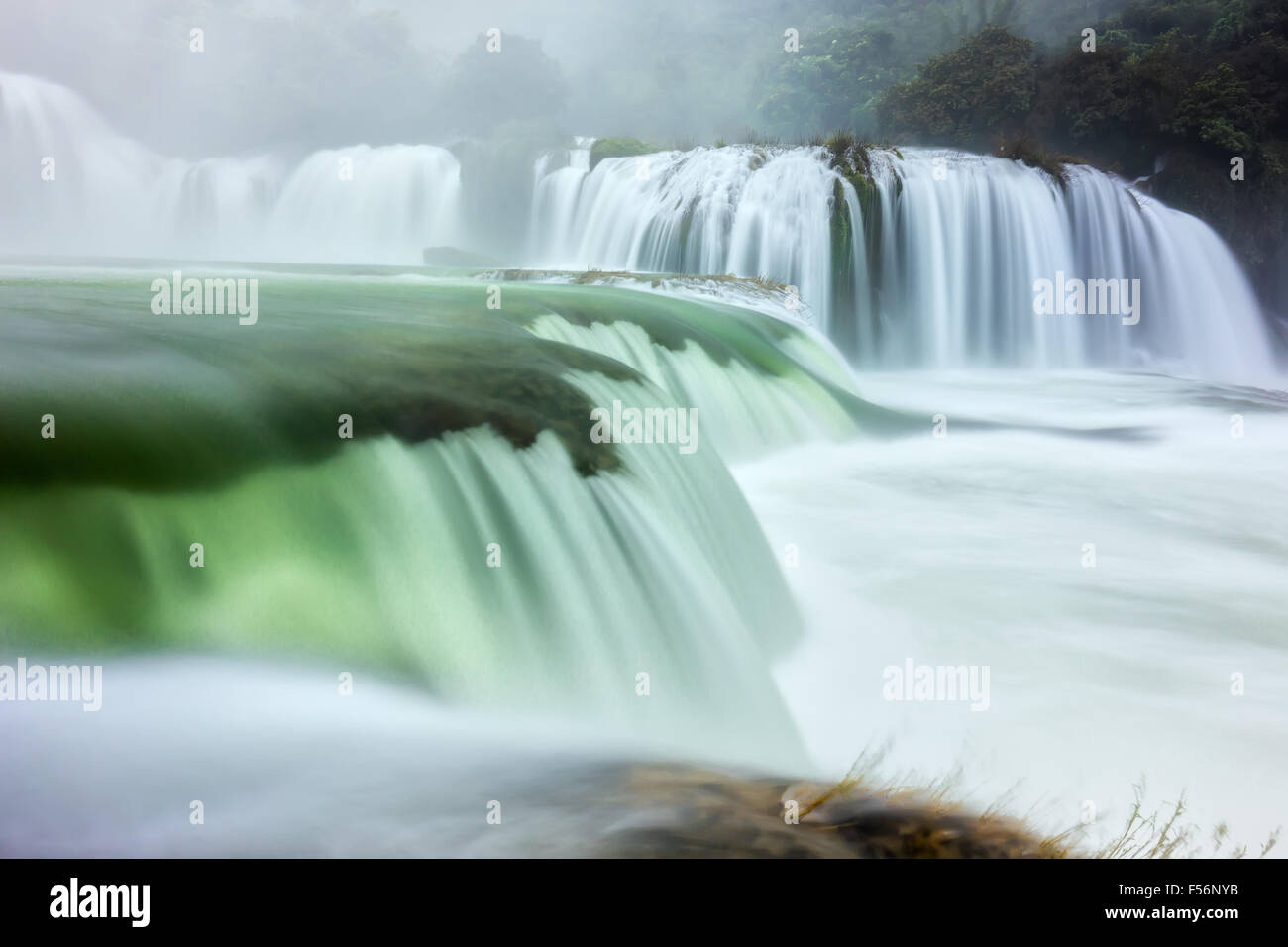 Ban Gioc Wasserfall schimmernde Seide Blatt Stockfoto