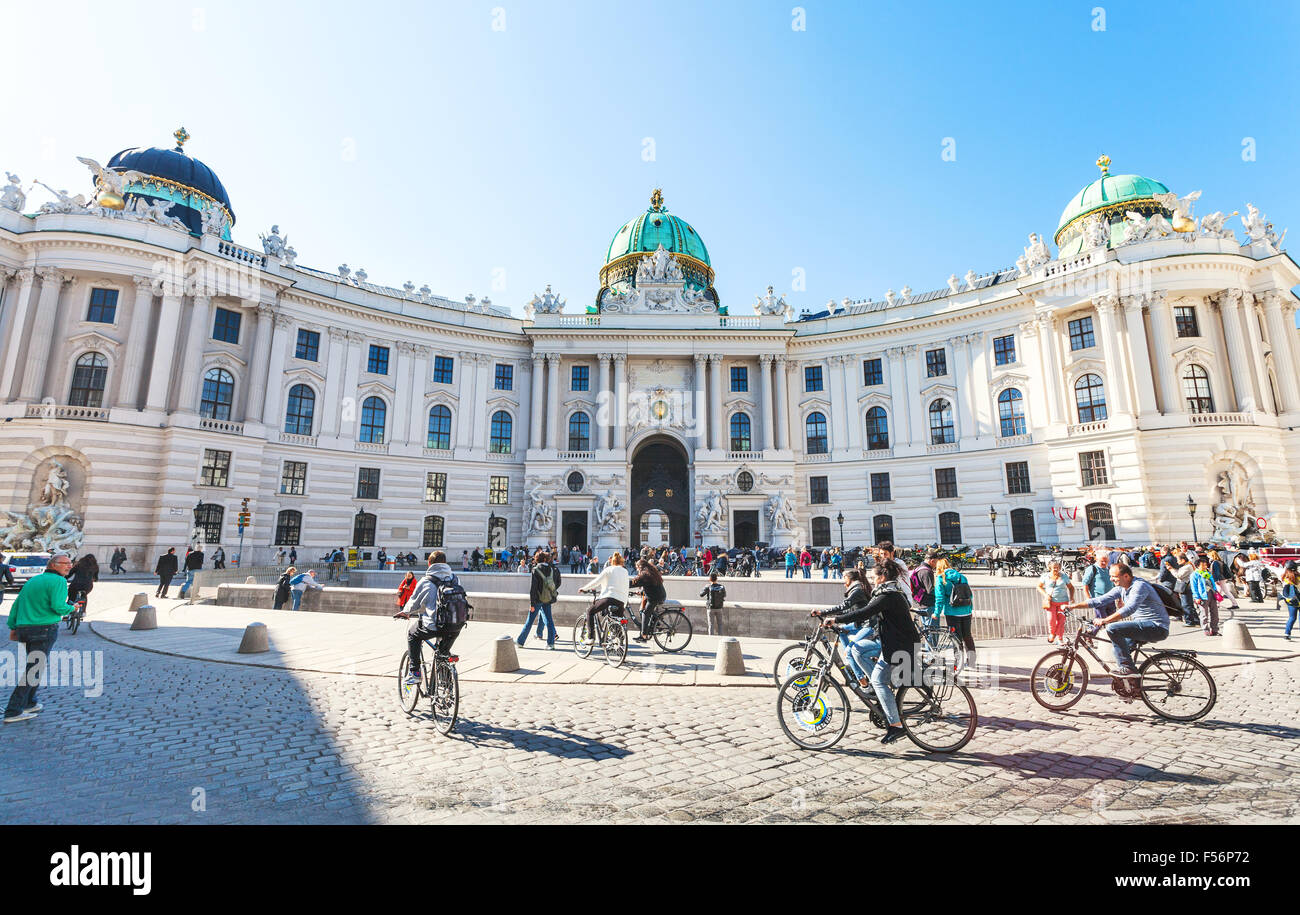 Wien, Österreich - 1. Oktober 2015: Touristen am Michaelerplatz Quadrat der Hofburg Palace. Michaelertrakt (Flügel des Palastes) wurde Stockfoto