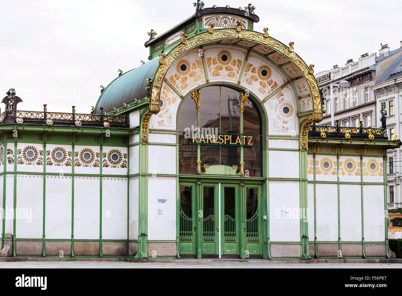 Wien, Österreich - 26. September 2015: Eingang in Karlsplatz Stadtbahn-Station im Otto Wagner Pavillon. Otto Wagner, Architekt o Stockfoto