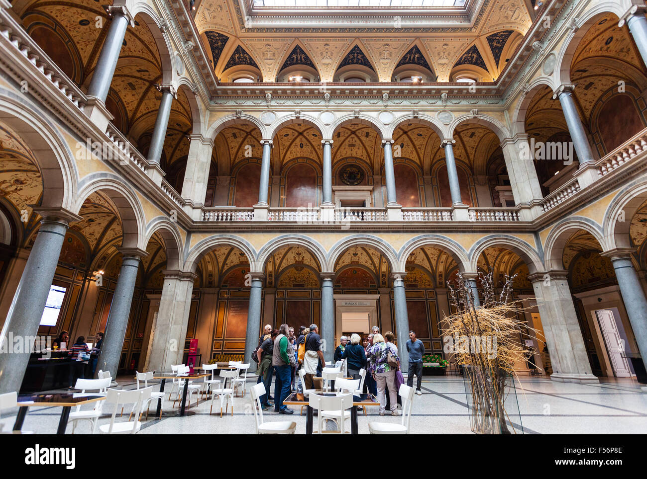 Wien, Österreich - 27. September 2015: Menschen im MAK - österreichische Museum für angewandte Kunst. Im Jahre 1863 genehmigte Kaiser Franz Joseph die Stockfoto