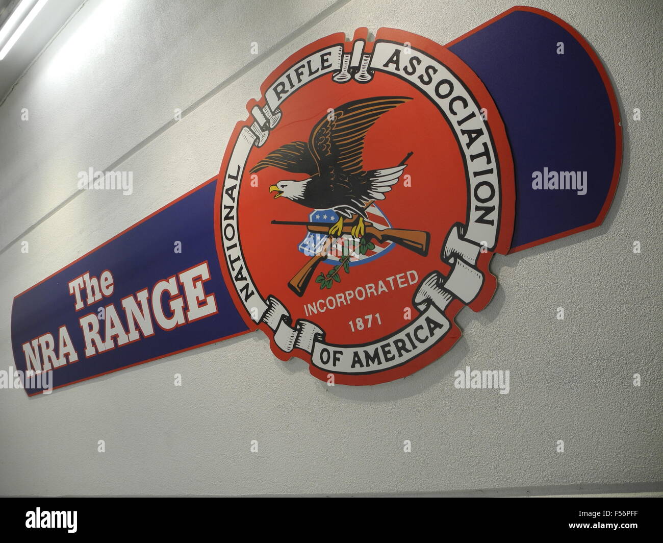 Das Schild am Eingang zum Schießen Sitz der National Rifle Association in Fairfax, Virginia (USA), aufgenommen am 9. November 2015. Kein entwickeltes Land in der Welt lässt gibt die Bürgern also zu Waffen wie die USA Zugang. Foto: John Schmit-Tegge/dpa Stockfoto