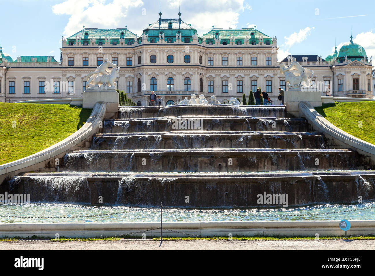 Wien, Österreich - 28. September 2015: Oberen Kaskade und Menschen in der Nähe von Upper Belvedere Palast. Belvedere ist historisches Gebäude kompl. Stockfoto