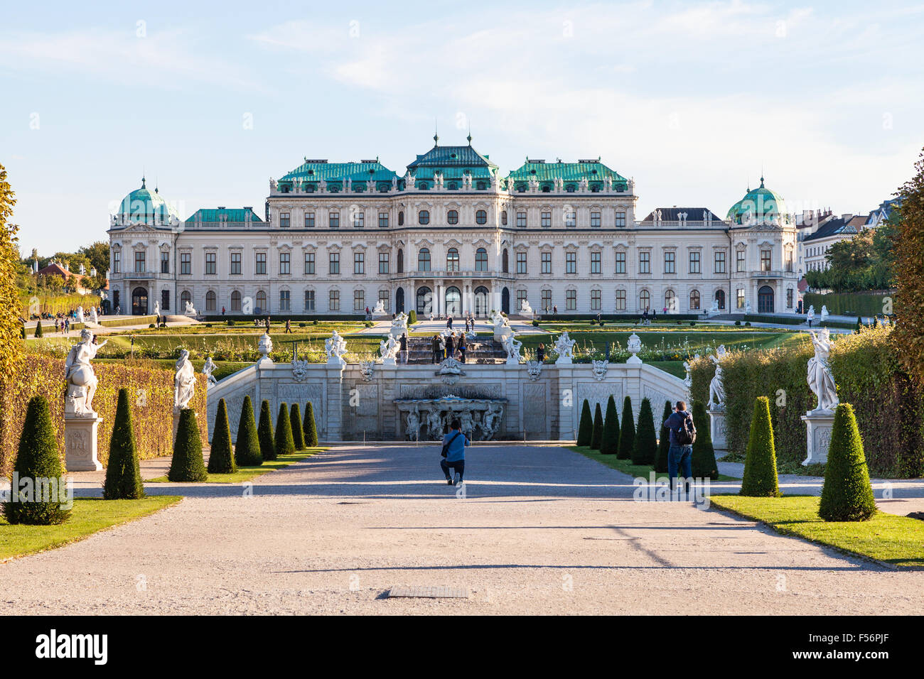 Wien, Österreich - 28. September 2015: Touristen in der Nähe von Upper Kaskade und oberen Belvedere. Belvedere ist historisches Gebäude com Stockfoto