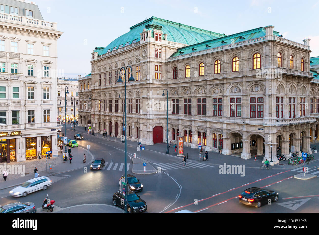 Wien, Österreich - 28. September 2015: Menschen am Albertinaplatz und Wiener Staatsoper in Wien. Wiener Staatsoper-Produkte Stockfoto