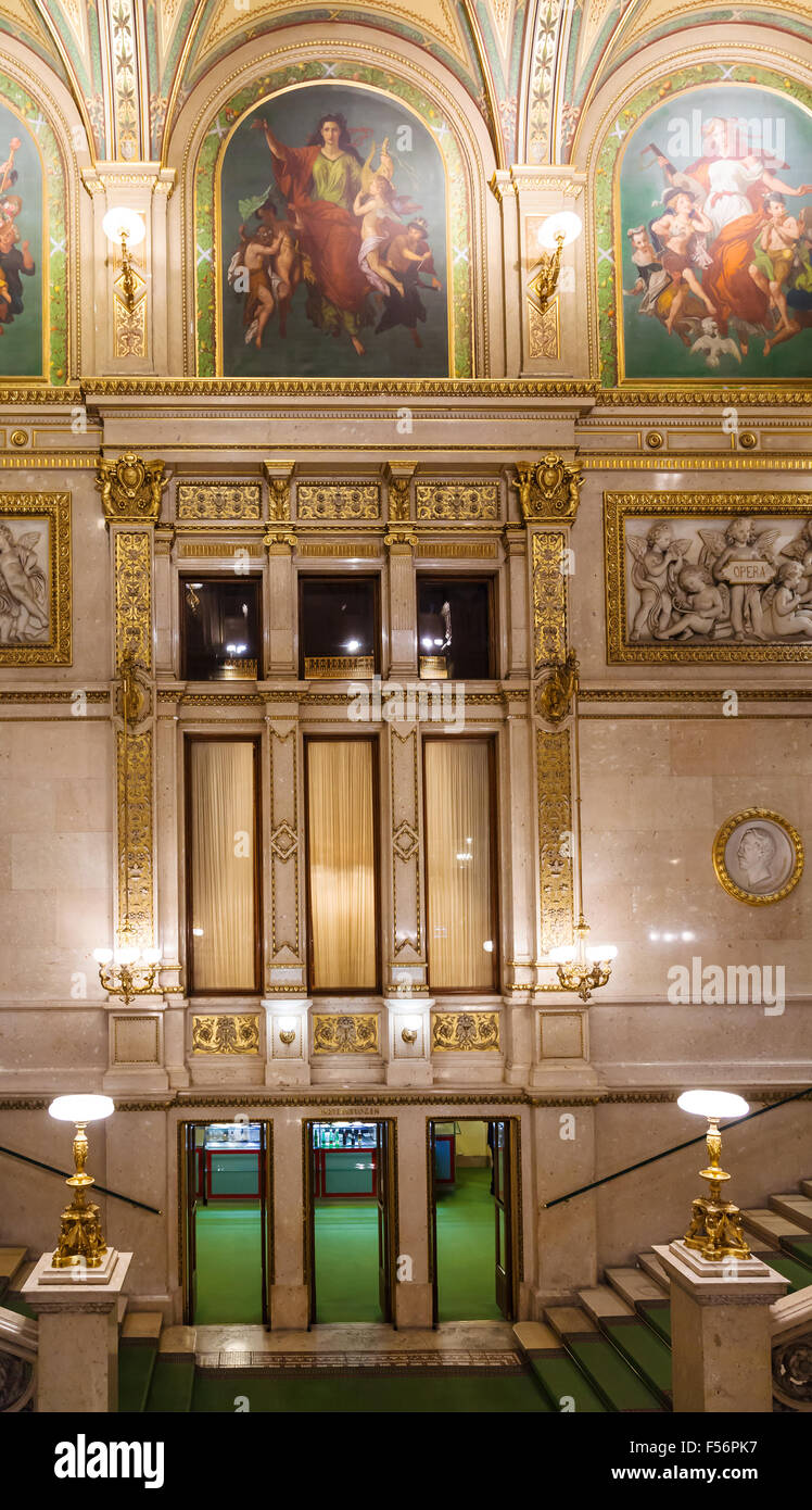 Wien, Österreich - 28. September 2015: Eingang an der Wiener Staatsoper. Wiener Staatsoper produziert 50-70 Opern und Ballette Stockfoto