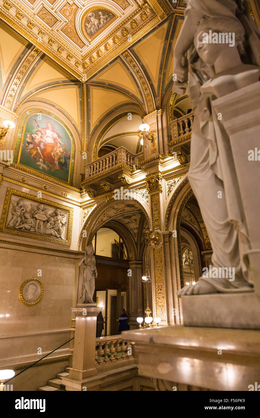 Wien, Österreich - 28. September 2015: Innenraum der Wiener Staatsoper. Wiener Staatsoper produziert 50-70 Opern und Ballette Stockfoto