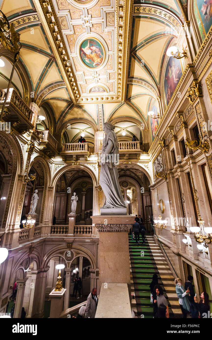 Wien, Österreich - 28. September 2015: Menschen auf der Treppe in der Wiener Staatsoper. Wiener Staatsoper produziert 50-70 Opern ein Stockfoto