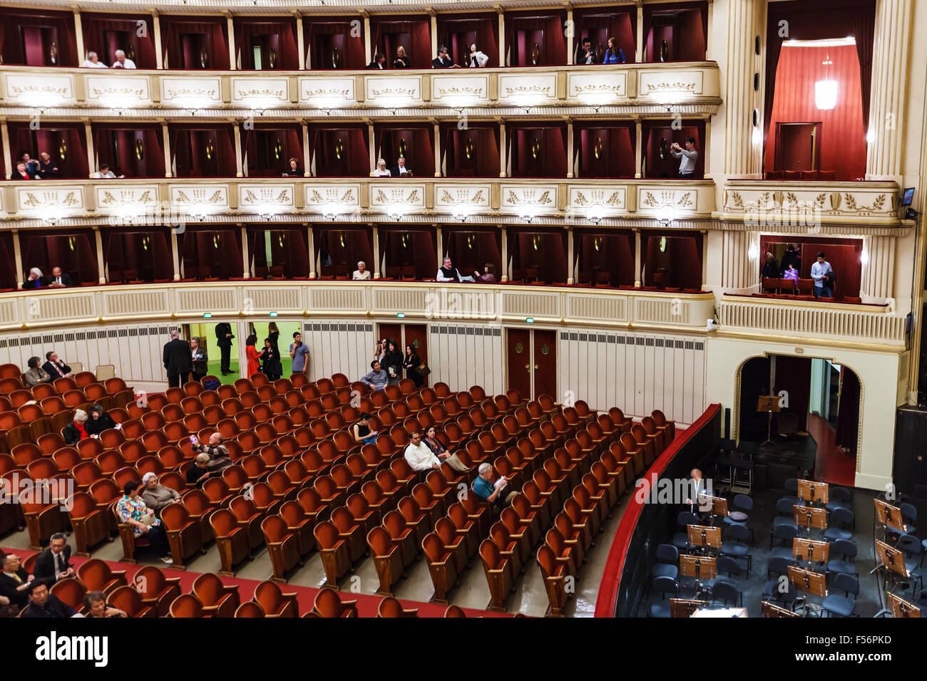 Wien, Österreich - 28. September 2015: Zuschauer im Saal der Wiener Staatsoper. Wiener Staatsoper produziert 50-70 Opern und Stockfoto