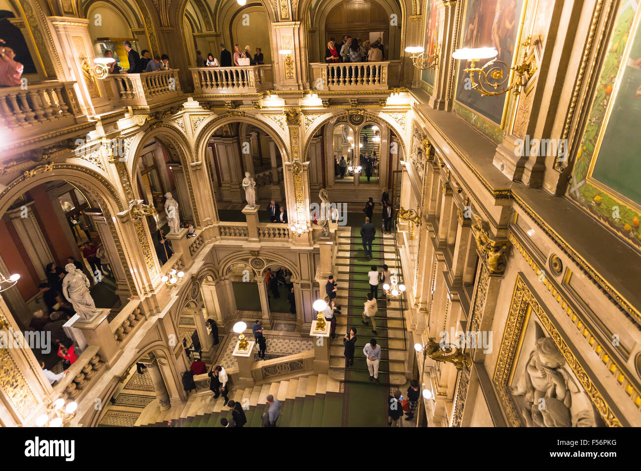 Wien, Österreich - 28. September 2015: Menschen auf Schritte in der Wiener Staatsoper. Wiener Staatsoper produziert 50-70 Opern und b Stockfoto