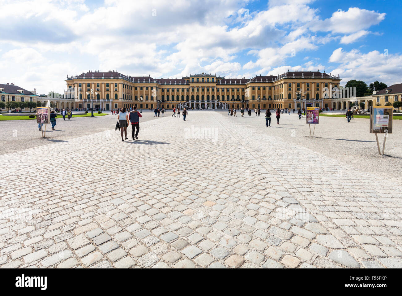 Wien, Österreich - 29. September 2015: die Leute gehen zum Schloss Schönbrunn Palace vom Haupteingang im Garten. Schloss Schönbrunn ist Stockfoto