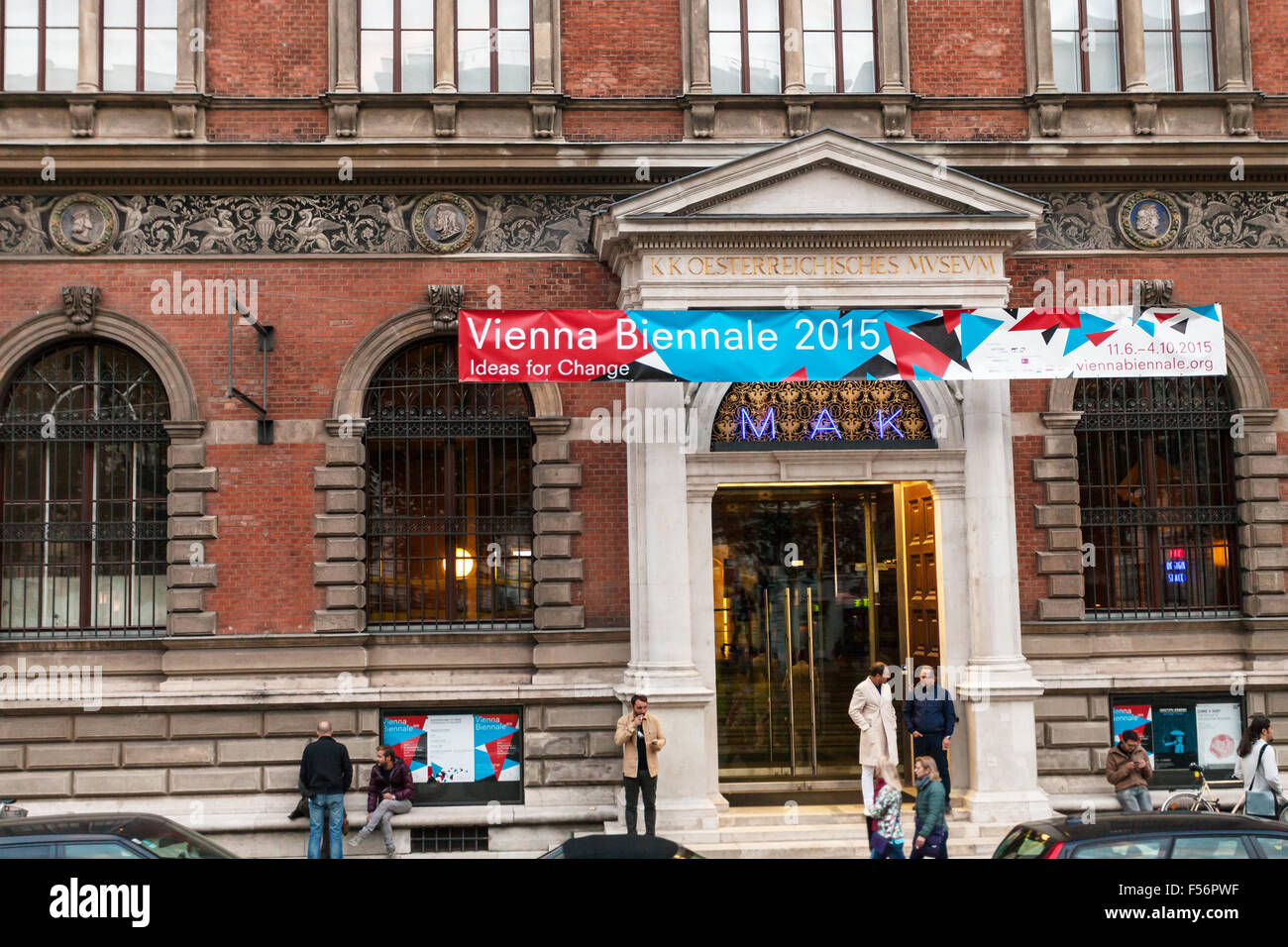 Wien, Österreich - 27. September 2015: Menschen in der Nähe von MAK - österreichische Museum für angewandte Kunst. Im Jahre 1863 genehmigte Kaiser Franz Joseph t Stockfoto