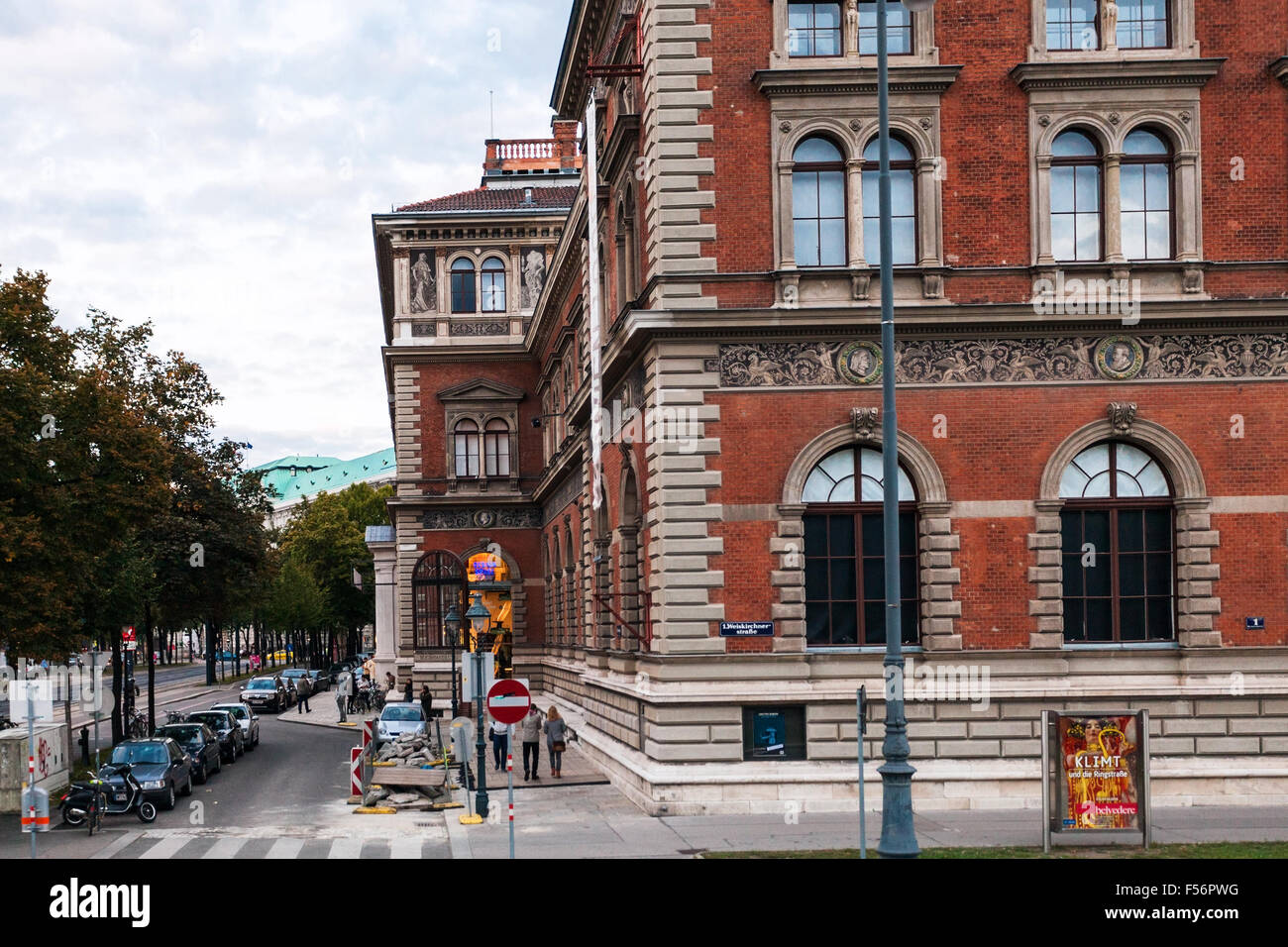 Wien, Österreich - 27. September 2015: Menschen in der Nähe von Gebäude österreichischen Museum für angewandte Kunst. Kaiser Franz Joseph im Jahr 1863 zu genehmigen Stockfoto