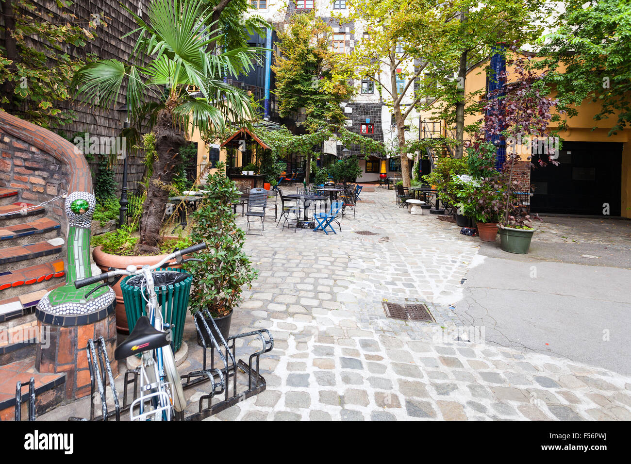 Wien, Österreich - 30. September 2015: Innenhof des Kunst Haus Wien (Hundertwasser-Museum). Das KunstHausWien ist Museum in Wien Stockfoto