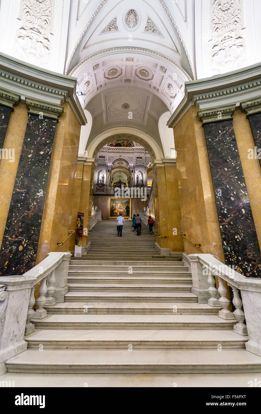 Wien, Österreich - 30. September 2015: Besucher Schritte im Naturhistorischen Museum, Vienna.The Museum (NHMW) ist eine große natura Stockfoto