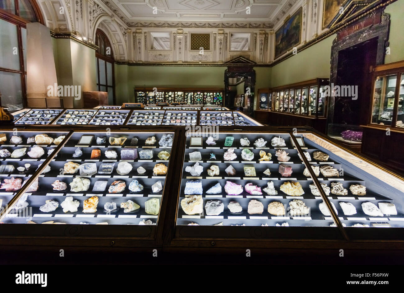 Wien, Österreich - 30. September 2015: Sammlung von Mineralien im Naturhistorischen Museum, Vienna.The Museum (NHMW) ist ein großes n Stockfoto