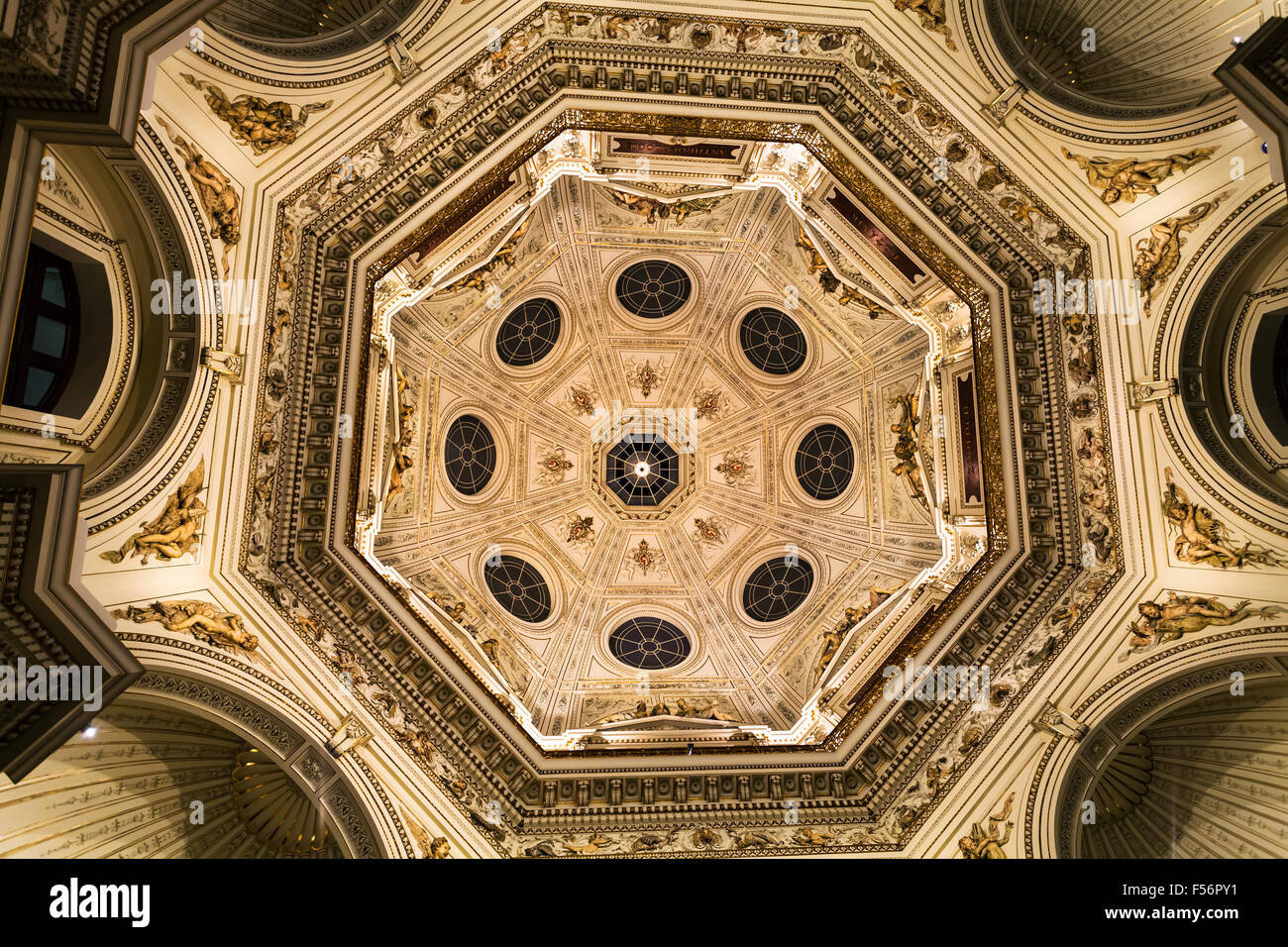 Wien, Österreich - 30. September 2015: Decke des Naturhistorischen Museum, Vienna.The Museum (NHMW) ist eine große natürliche Geschichte Stockfoto