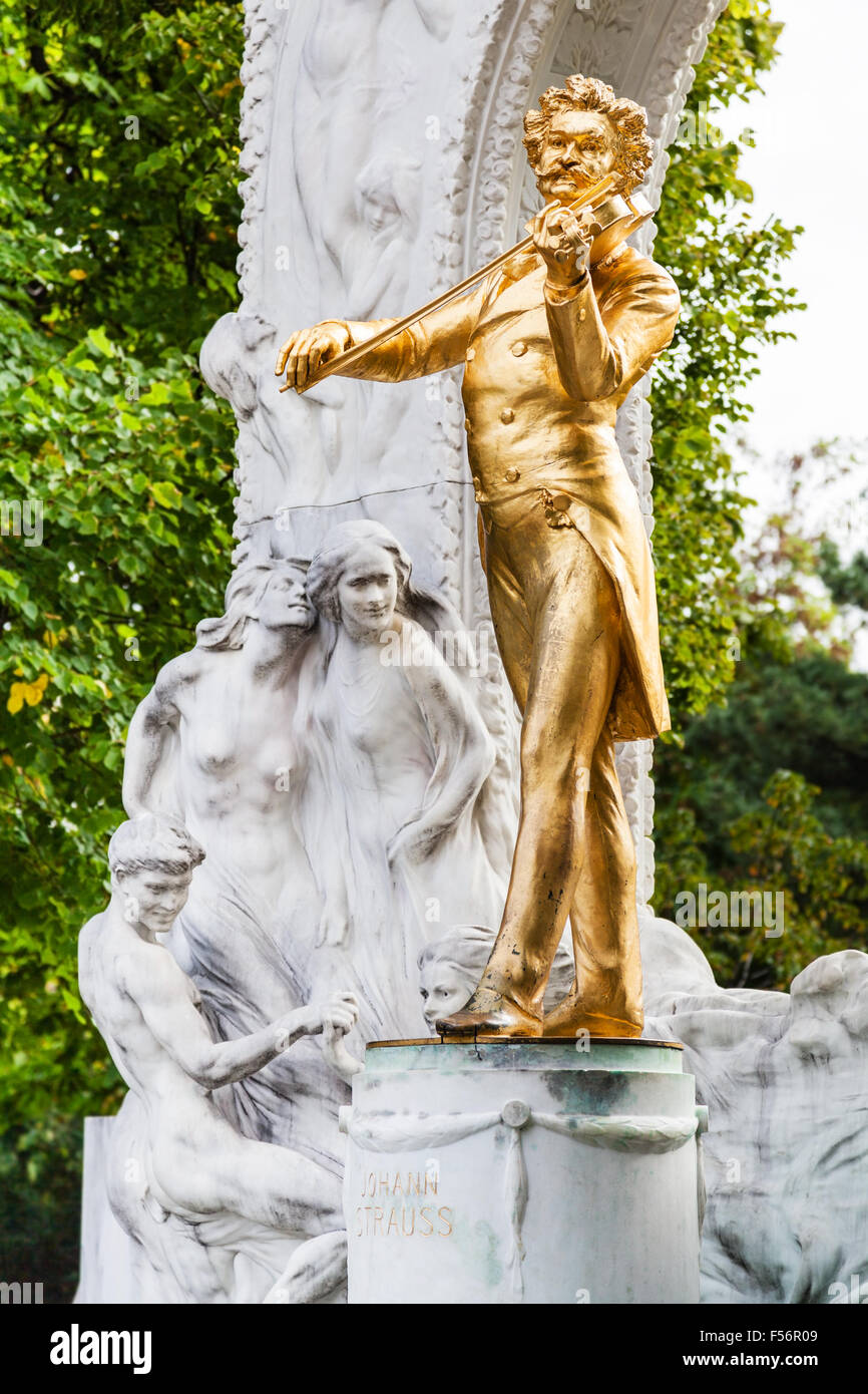 Reisen Sie nach Wien - goldene Statue "Walzerkönig" Johann Strauß-Sohn im Stadtpark (Stadtpark) Wien, Österreich Stockfoto