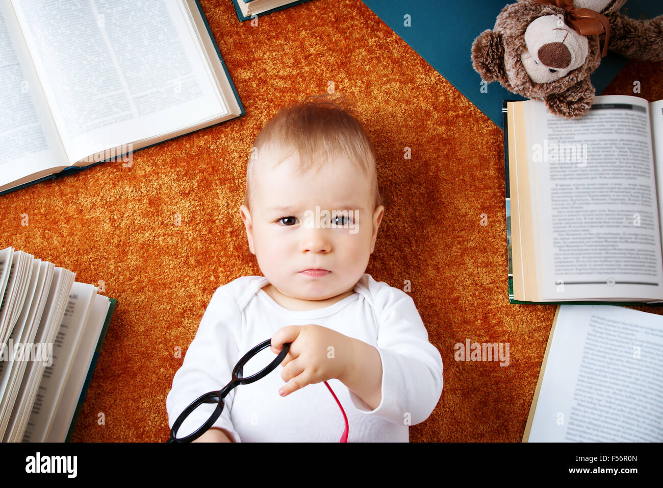1 Jahr altes Baby mit Spectackles und ein Teddybär Stockfoto