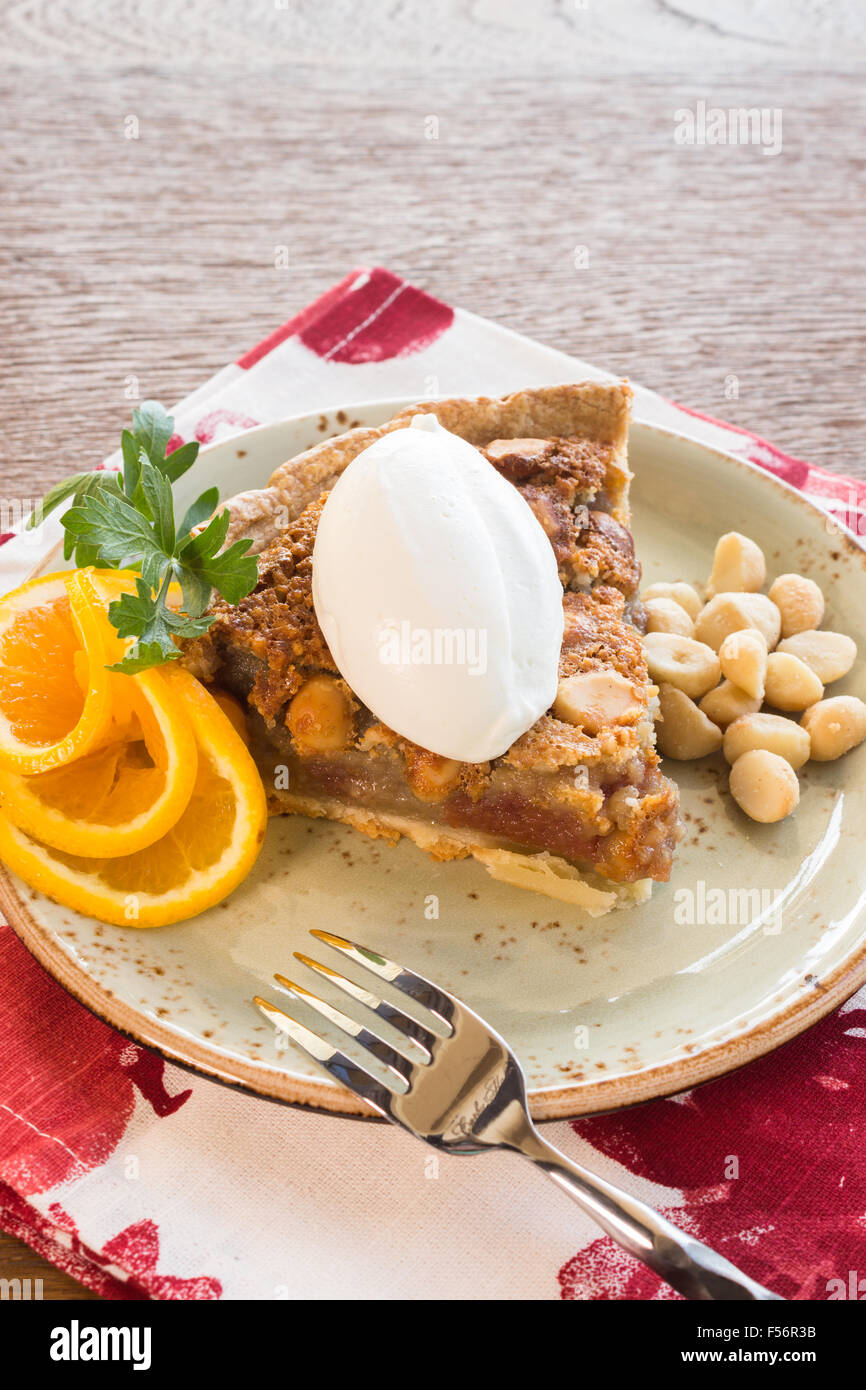 Hawaiian Macadamia-Nuss-Torte mit Poi Kulolo gemacht Stockfotografie ...