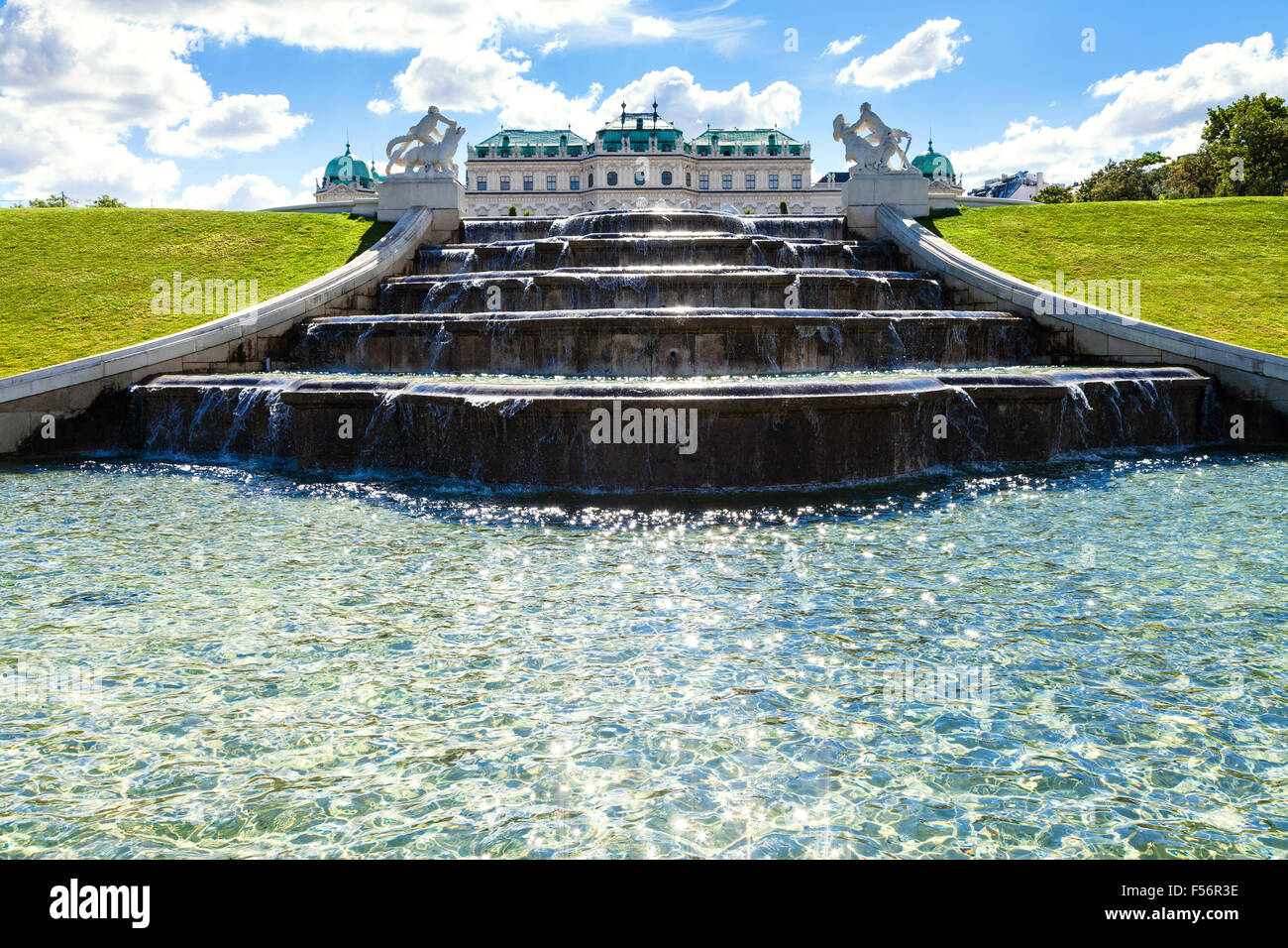 die Reise nach Wien Stadt - oberen Kaskade und Ansicht des oberen Schlosses Belvedere, Wien, Österreich Stockfoto